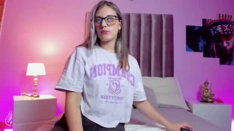 Snapshot of isabella_rross chatting on February 21, 3:23 am Isabella Rros online show from February 21, 3:23 am