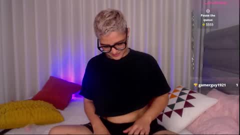 Isabella Mout  online show from November 15, 12:23 am