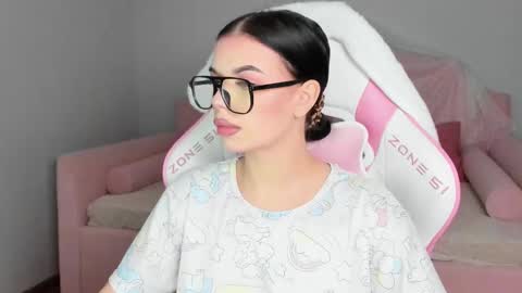 isabellevale online show from October 15, 6:09 pm