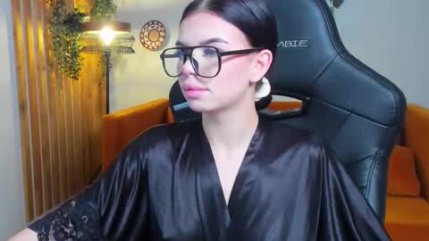 isabellevale online show from October 6, 6:37 pm