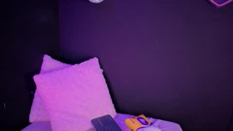 Snapshot of isisjones18 chatting on September 19, 4:27 am Isisjones18 online show from September 19, 4:27 am