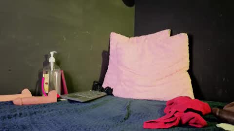 Snapshot of isisjones18 chatting on October 6, 2:24 pm Isisjones18 online show from October 6, 2:24 pm