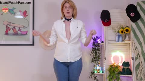 Lou  Peaches online show from April 9, 8:14 pm