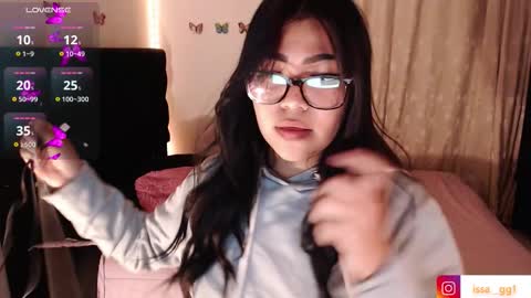 Snapshot of issa_gg chatting on October 9, 2:06 am isabella p online show from October 9, 2:06 am