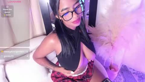 Snapshot of issabella_grey chatting on October 13, 10:45 pm Isa Goddes online show from October 13, 10:45 pm