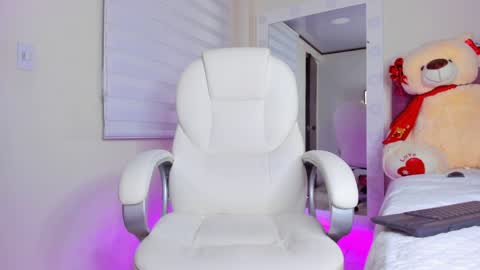 Isa  online show from February 6, 9:53 am