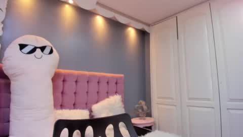 issadorajames online show from November 11, 9:28 pm