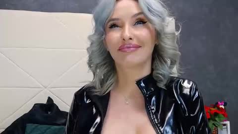 IssaSmyth online show from April 18, 7:10 am