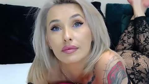 IssaSmyth online show from January 5, 5:38 pm