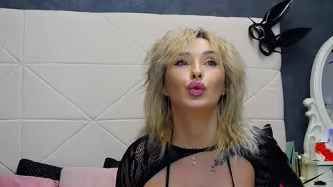 IssaSmyth online show from October 28, 8:15 am