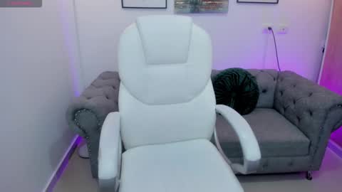 issi_loren online show from October 16, 5:45 pm