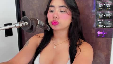 Snapshot of issie_cute chatting on March 12, 8:09 pm Issie online show from March 12, 8:09 pm