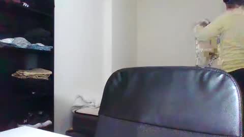 italianboybcn online show from February 1, 8:18 am