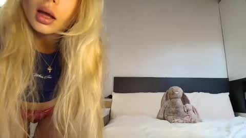 itschanelxx online show from March 18, 8:31 am