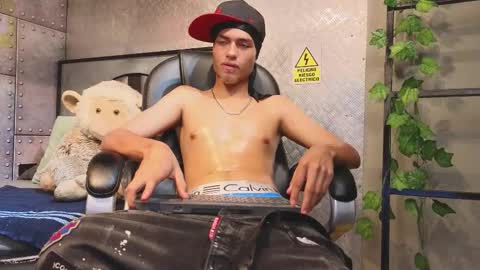 itszairen online show from March 21, 5:02 am