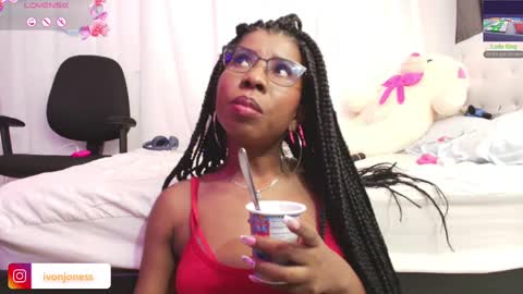 Snapshot of ivonjoness chatting on February 26, 6:51 am Ivon Miss Jones online show from February 26, 6:51 am