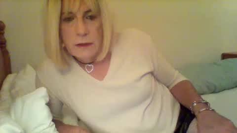 Snapshot of izzy_mchoney chatting on September 10, 12:44 am izzy_mchoney online show from September 10, 12:44 am