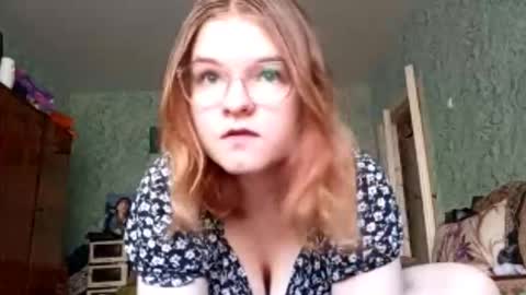 I am Vanessa Help me reach 10 Thumbs Up online show from October 19, 9:03 am