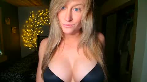 jadeamaryllis_ online show from March 23, 5:18 pm