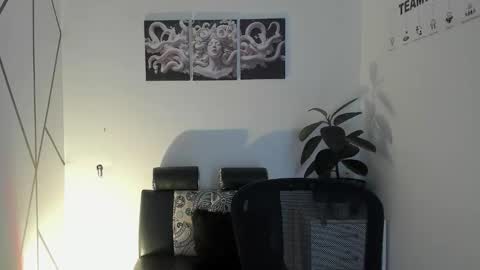 james_adamss_ online show from December 16, 12:44 pm