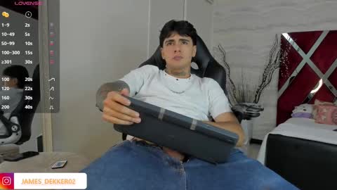 Snapshot of jamesdekker chatting on October 4, 9:23 pm jamesdekker online show from October 4, 9:23 pm