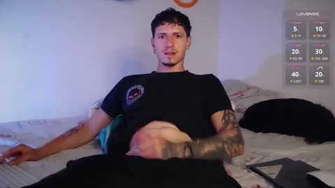 Snapshot of jamesss____ chatting on October 14, 4:37 am jamesss____ online show from October 14, 4:37 am