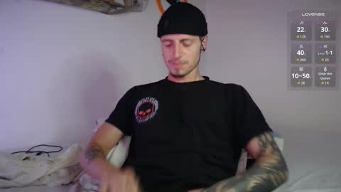Snapshot of jamesss____ chatting on October 18, 5:11 am jamesss____ online show from October 18, 5:11 am