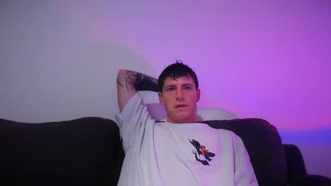 Snapshot of jamesss____ chatting on February 17, 4:20 am jamesss____ online show from February 17, 4:20 am
