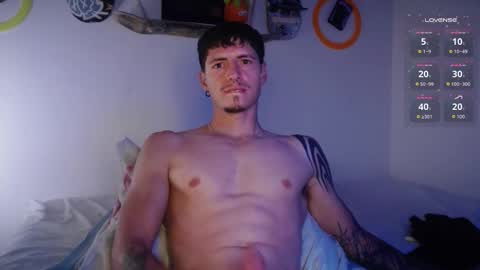 Snapshot of jamesss____ chatting on October 17, 5:00 am jamesss____ online show from October 17, 5:00 am