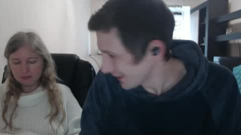 Snapshot of jenisandpeter chatting on February 28, 7:37 am JenisAndPeter online show from February 28, 7:37 am