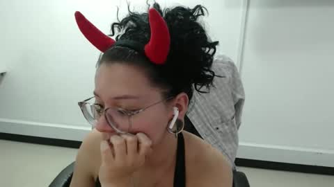 jenn online show from October 1, 5:12 pm