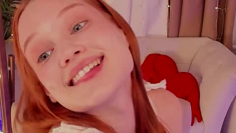 Snapshot of jennifer_shy_ chatting on October 1, 1:43 pm Jennifer online show from October 1, 1:43 pm