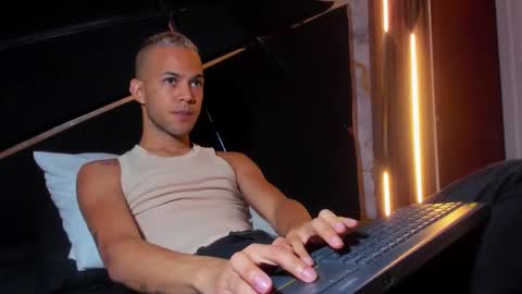 Snapshot of jeremmy_5_ chatting on March 10, 12:17 pm Jeremmy online show from March 10, 12:17 pm