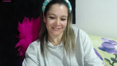 Snapshot of jessi_robertss chatting on February 26, 2:08 am jessica online show from February 26, 2:08 am