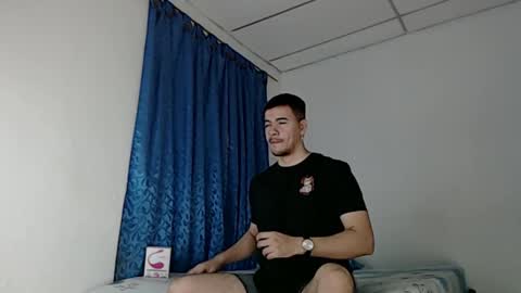 Snapshot of jeycob_happy97 chatting on February 19, 11:06 am Juan David online show from February 19, 11:06 am