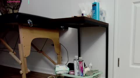 Nicole  Allen online show from April 2, 11:55 pm