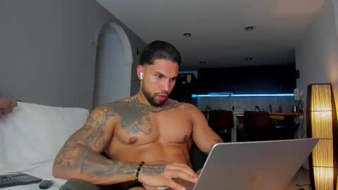 Snapshot of joe_esthetic chatting on October 11, 10:13 pm joe_esthetic online show from October 11, 10:13 pm