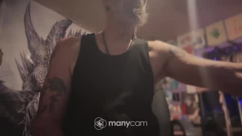 Snapshot of johnnyshung1 chatting on January 6, 10:24 am johnnyshung1 online show from January 6, 10:24 am