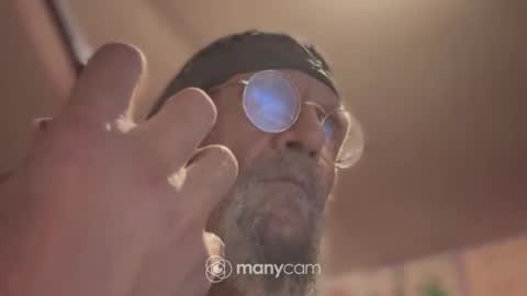 Snapshot of johnnyshung1 chatting on December 30, 9:27 am johnnyshung1 online show from December 30, 9:27 am