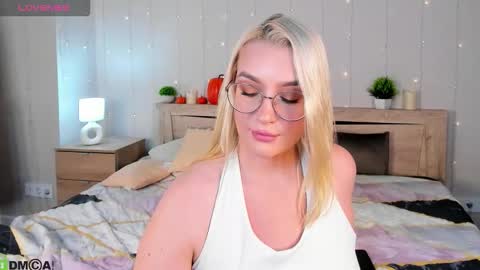 Vickie online show from October 21, 9:03 am