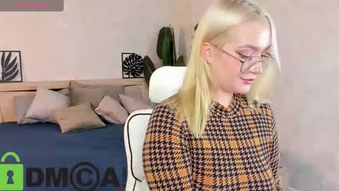 Vickie online show from October 15, 9:54 am