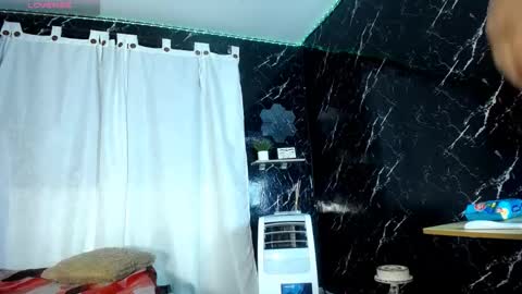 INDEPENDENT MODEL online show from December 2, 3:05 am