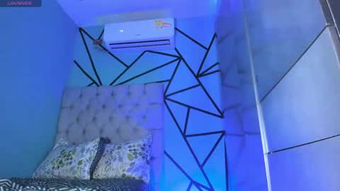 independent model online show from April 14, 5:38 pm