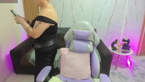 juanitarubia online show from November 19, 9:46 pm