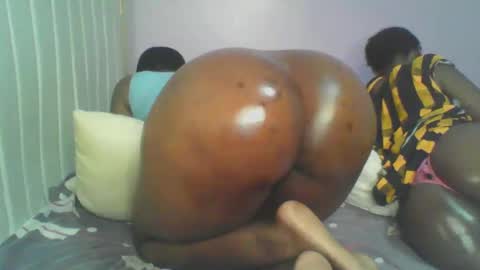 Snapshot of juicy_assgamma chatting on October 12, 5:22 am juicyass online show from October 12, 5:22 am
