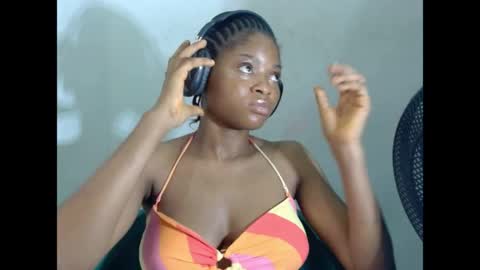 juicynpinkx online show from April 24, 12:40 pm