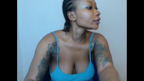 Snapshot of juicyxpink chatting on March 10, 8:17 am juicyxpink online show from March 10, 8:17 am