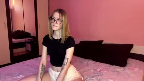 julia_charm online show from May 3, 4:13 pm