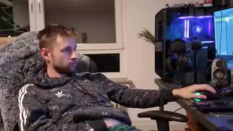 julia_official online show from January 18, 8:51 pm