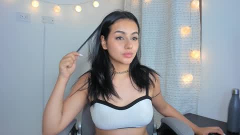 Snapshot of julia_strauns chatting on December 7, 7:32 am julia_strauns online show from December 7, 7:32 am